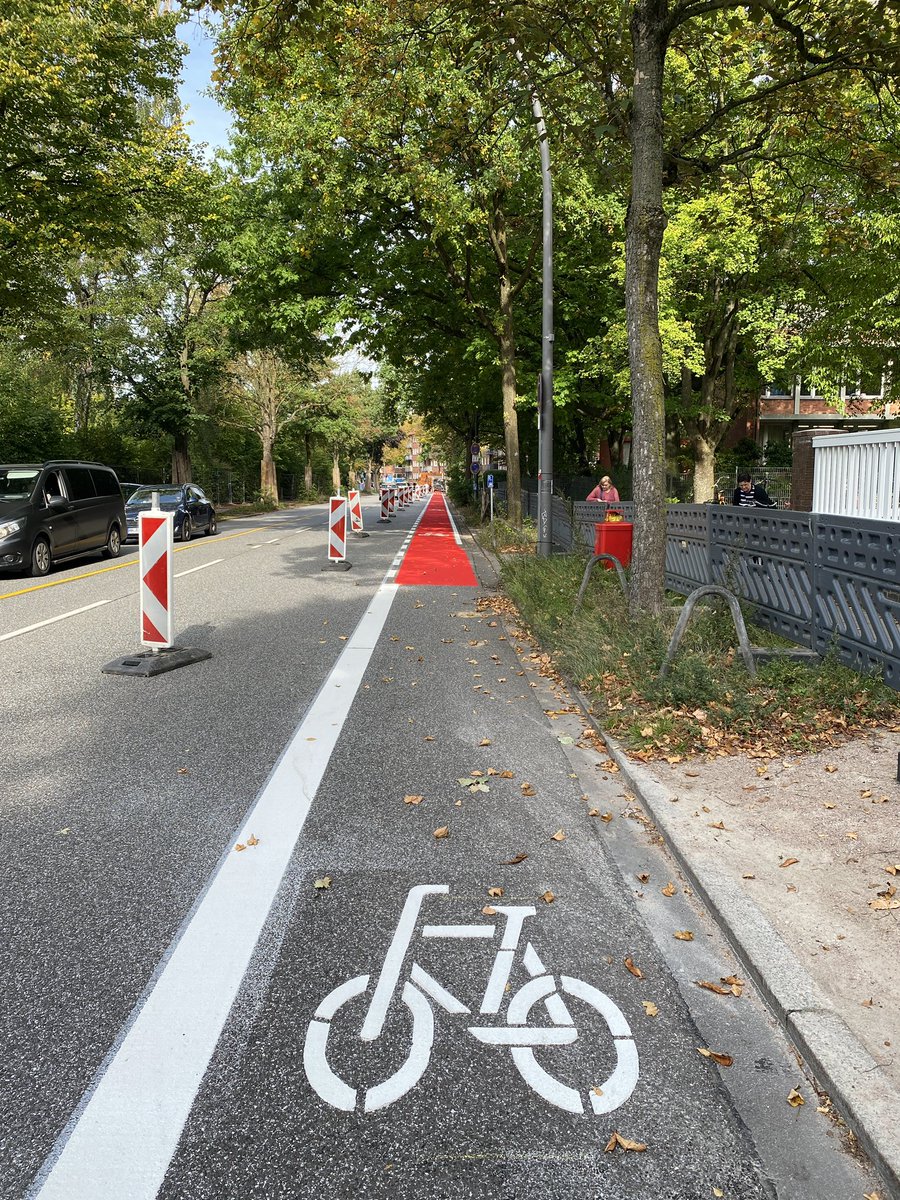 RadwegH's tweet photo. Entlang der Krausestr. wurden ab der Straßburger Str. Richtung Norden neue Schutzstreifen für den Radverkehr eingerichtet.

Ob in entgegengesetzter Richtung ebenfalls ein Schutzstreifen hinkommt, ließ sich vor Ort nicht klären.

Kraftfahrer werden trotzdem ohne Abstand überholen https://t.co/EPb9ZaPkk8