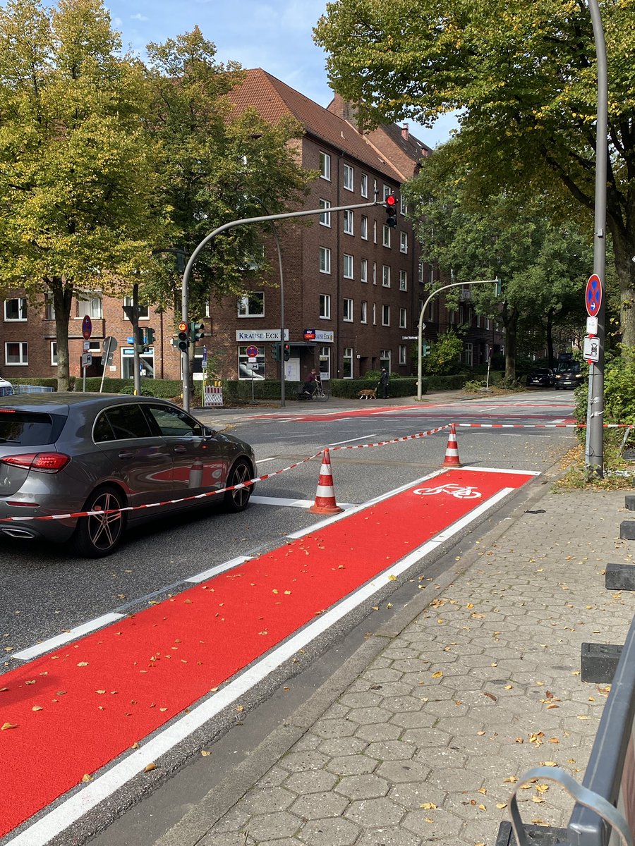 RadwegH's tweet photo. Entlang der Krausestr. wurden ab der Straßburger Str. Richtung Norden neue Schutzstreifen für den Radverkehr eingerichtet.

Ob in entgegengesetzter Richtung ebenfalls ein Schutzstreifen hinkommt, ließ sich vor Ort nicht klären.

Kraftfahrer werden trotzdem ohne Abstand überholen https://t.co/EPb9ZaPkk8