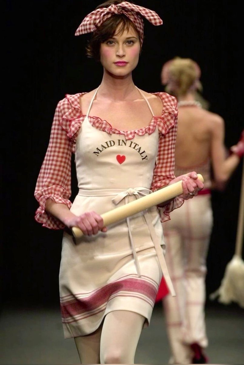soIesque's tweet photo. thinking about Moschino F/W 2001 https://t.co/lApIDF0csv