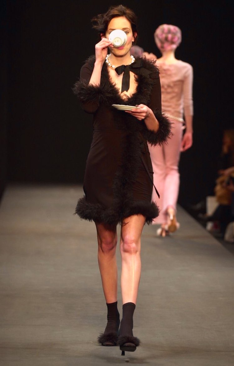 soIesque's tweet photo. thinking about Moschino F/W 2001 https://t.co/lApIDF0csv