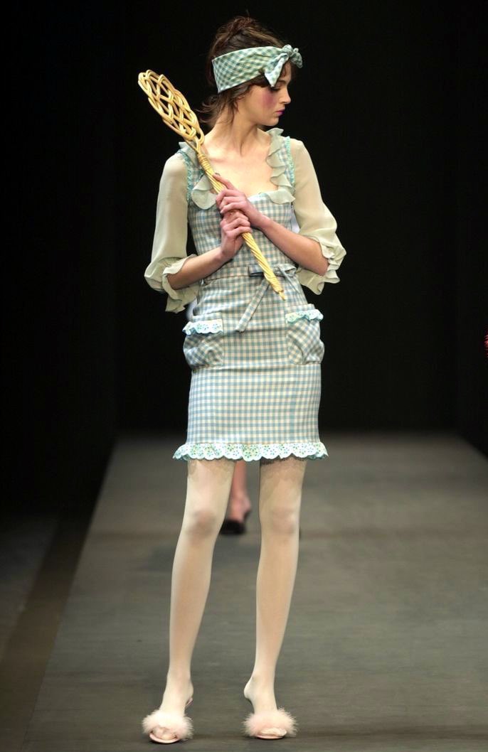 soIesque's tweet photo. thinking about Moschino F/W 2001 https://t.co/lApIDF0csv