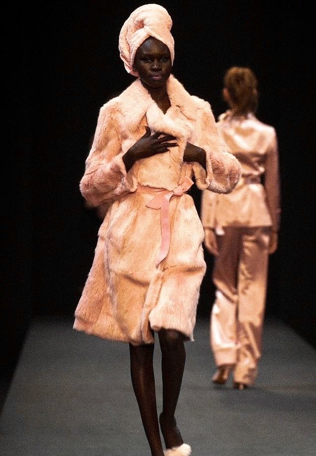 soIesque's tweet photo. thinking about Moschino F/W 2001 https://t.co/lApIDF0csv