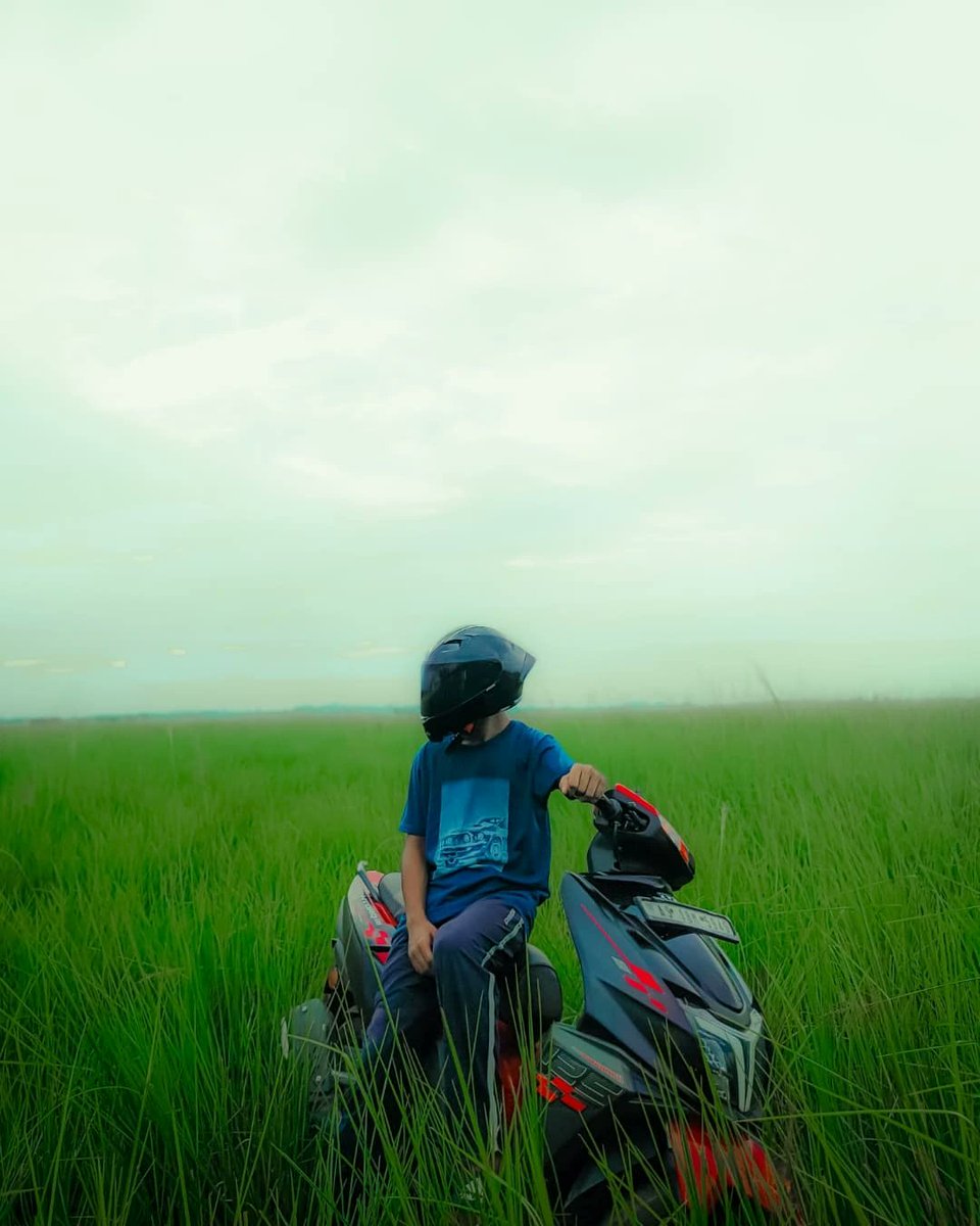 TienWoitowlpxt's tweet photo. In a silent green field, a profound loneliness looms. https://t.co/zeqL3xR0t9