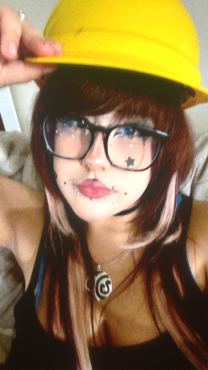 nokgvx's tweet photo. found a construction hat at the thrift today. https://t.co/BGkPmKi9el