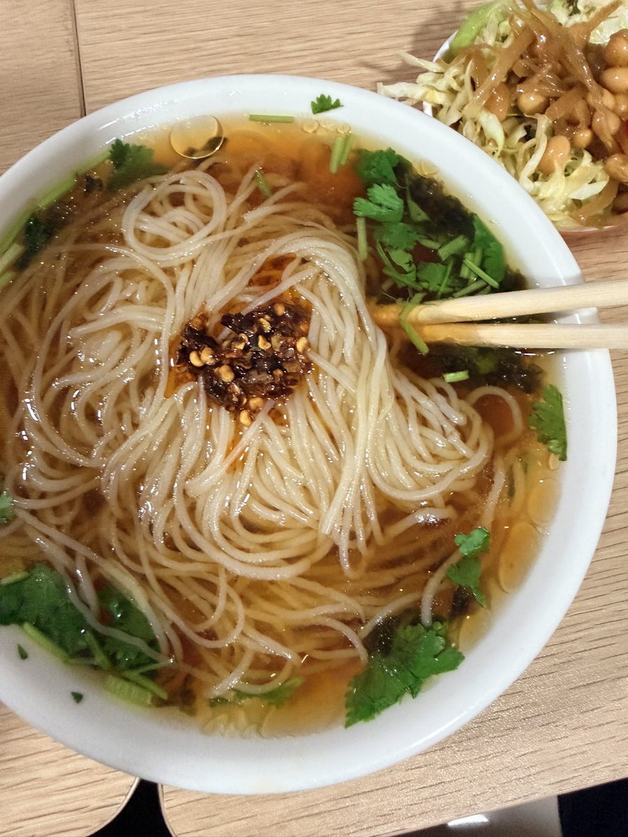 Json0wh6's tweet photo. 人不在于吃多好的食材，当你有一个好心情好心态的时候，哪怕是吃一碗简单的面，看一眼凌晨六点的清晨微亮的天空，都觉得人活着有意义。 https://t.co/5wDa9znstv