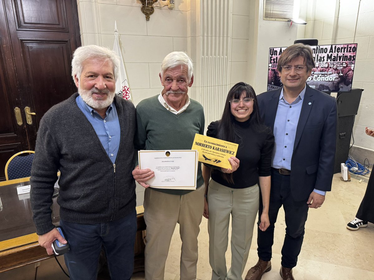 lejandrogrillo's tweet photo. 60 años del Operativo Cóndor. En 1966, 18 jóvenes argentinos desviaron un avión comercial hacia Malvinas para plantar siete banderas argentinas. Audacia táctica pura y reivindicación territorial sin enfrentamiento armado.

Hoy la Legislatura Porteña, en un acto de memoria historica, homenajeó a los que participaron del Operativo junto a Norberto Karasiewicz, protagonista original, y más familiares de los Cóndores.