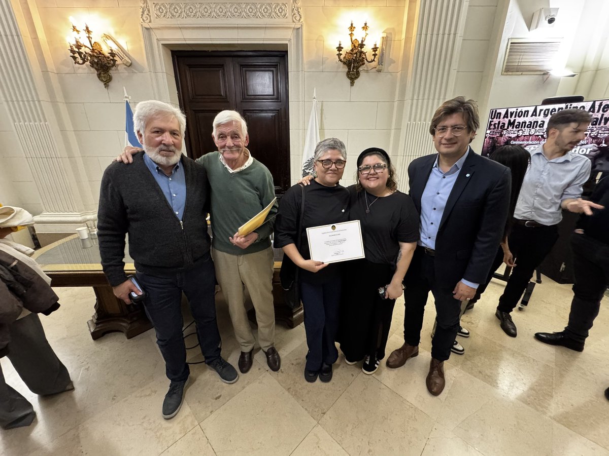lejandrogrillo's tweet photo. 60 años del Operativo Cóndor. En 1966, 18 jóvenes argentinos desviaron un avión comercial hacia Malvinas para plantar siete banderas argentinas. Audacia táctica pura y reivindicación territorial sin enfrentamiento armado.

Hoy la Legislatura Porteña, en un acto de memoria historica, homenajeó a los que participaron del Operativo junto a Norberto Karasiewicz, protagonista original, y más familiares de los Cóndores.