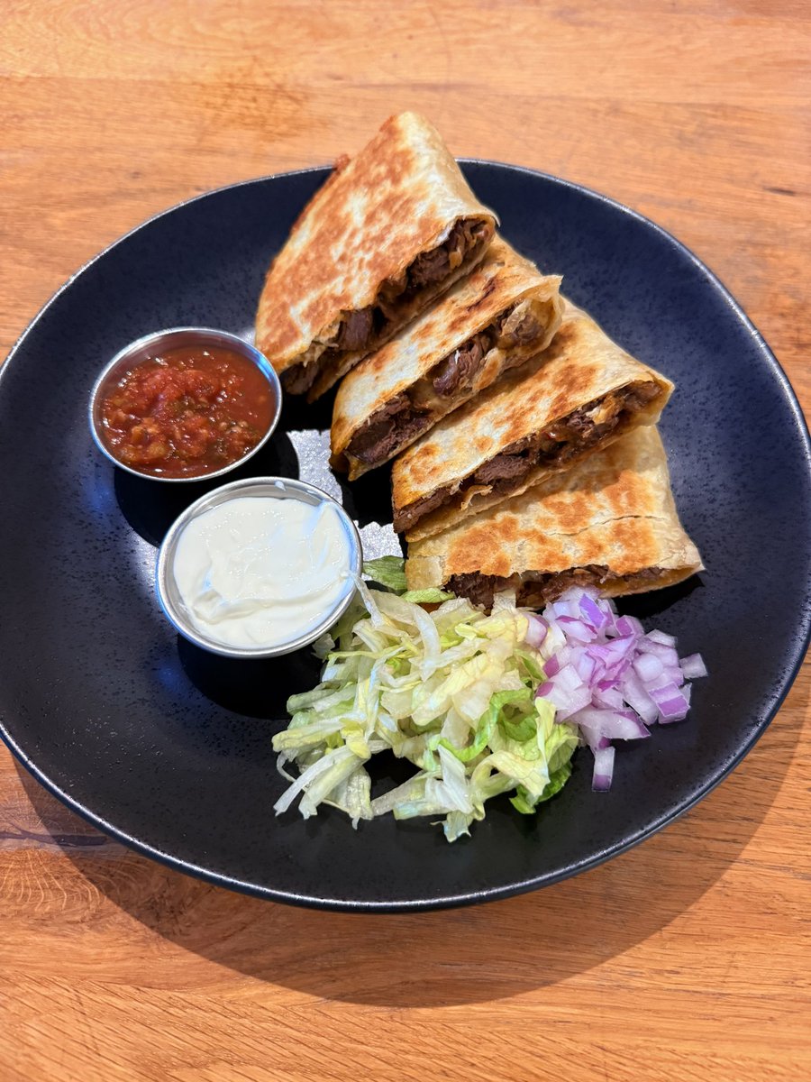 coookwithchris's tweet photo. Had a bunch of leftover tenderloin from last night so i made steak quesadillas with sourdough tortillas🔥 https://t.co/ybo35yM8pv
