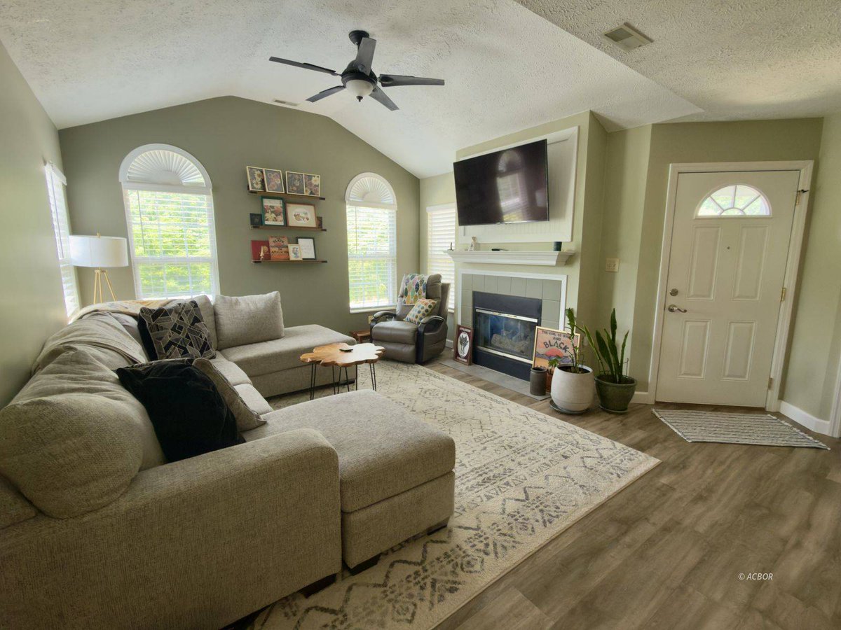 AthensOHRealtor's tweet photo. Sold: 101 Wyngate Dr, The Plains. This 2-bed, 2-bath remodeled condo sold for $202,500. #Sold
https://t.co/vEaoJBsIlo https://t.co/kxfQVeSXZ9