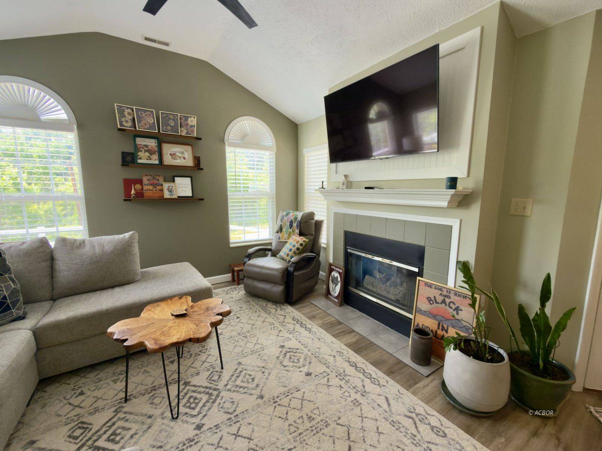 AthensOHRealtor's tweet photo. Sold: 101 Wyngate Dr, The Plains. This 2-bed, 2-bath remodeled condo sold for $202,500. #Sold
https://t.co/vEaoJBsIlo https://t.co/kxfQVeSXZ9