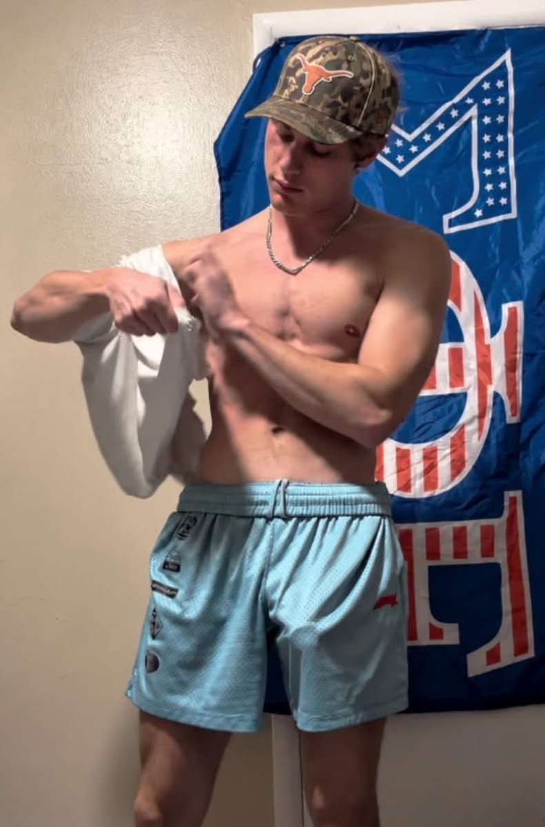 Hotsouthernbros's tweet photo. Look at the head.   The other one.  Down there 🥵 https://t.co/6GTExv10NH