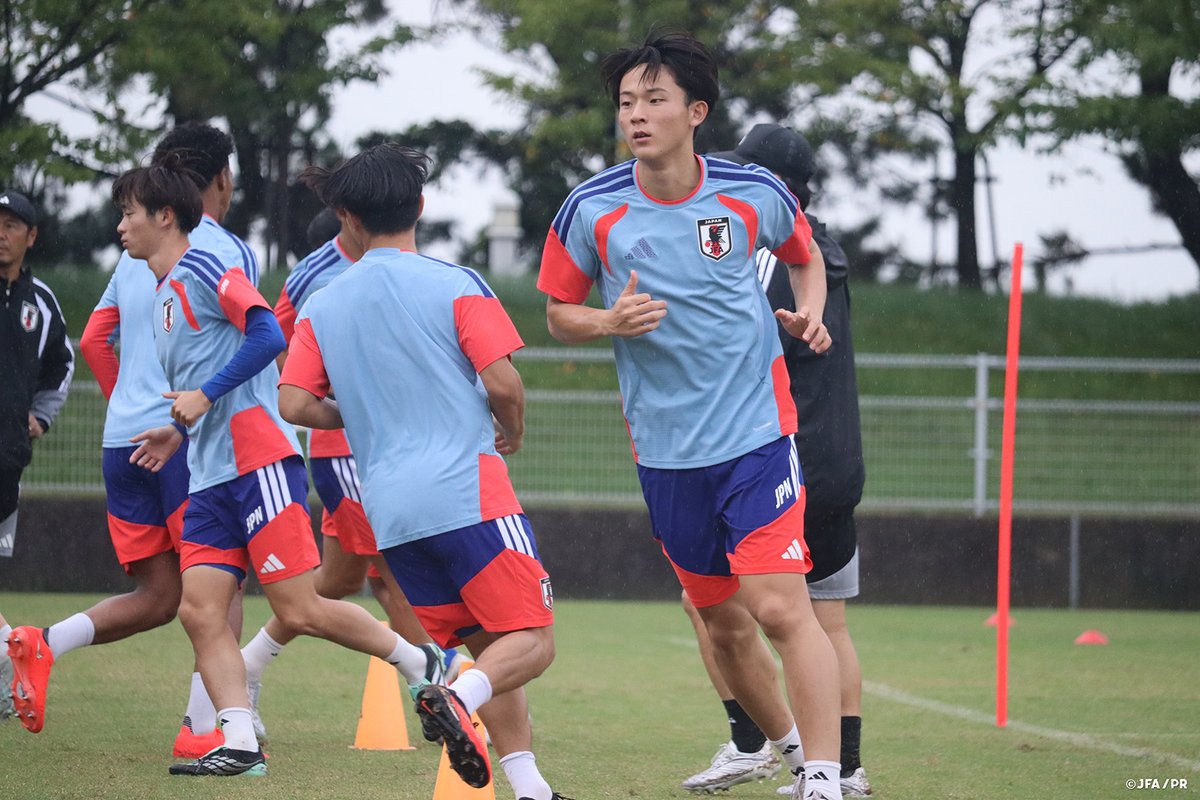 jfa_samuraiblue's tweet photo. 🔹U-21日本代表🔹

第20回アジア競技大会（2026／愛知・名古屋）準決勝のウズベキスタン代表🇺🇿戦に向けて、前日トレーニングを行ったU-21日本代表🇯🇵。

冷たい雨が降る中、短い時間の中で、ボール回しやセットプレーを入念に確認しました。選手同士でのコミュニーケーションが多く取られており、チーム一丸となってこの一戦に臨みます。

NEXT MATCH⏩
🏆第20回アジア競技大会（2026／愛知・名古屋）
⚔️準決勝
🗓️9.30(水) ⌚️19:30
🆚ウズベキスタン代表🇺🇿
🏟長居陸上競技場(大阪)
📺TBS系列にて生中継(19:00～)

大会情報はこちら🔗
https://t.co/uI5Xiz5trJ

大会の見どころ🔗
https://t.co/brItZ5uBTI

#U21日本代表 #サッカー日本代表