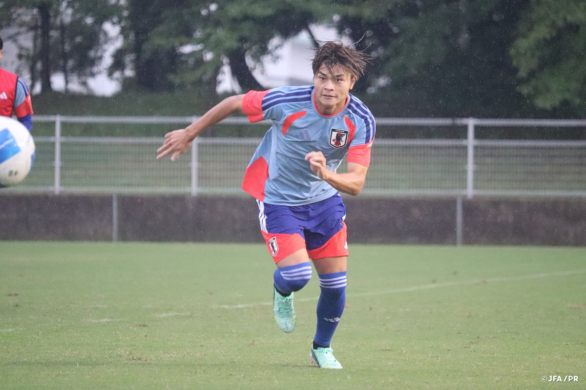 jfa_samuraiblue's tweet photo. 🔹U-21日本代表🔹

第20回アジア競技大会（2026／愛知・名古屋）準決勝のウズベキスタン代表🇺🇿戦に向けて、前日トレーニングを行ったU-21日本代表🇯🇵。

冷たい雨が降る中、短い時間の中で、ボール回しやセットプレーを入念に確認しました。選手同士でのコミュニーケーションが多く取られており、チーム一丸となってこの一戦に臨みます。

NEXT MATCH⏩
🏆第20回アジア競技大会（2026／愛知・名古屋）
⚔️準決勝
🗓️9.30(水) ⌚️19:30
🆚ウズベキスタン代表🇺🇿
🏟長居陸上競技場(大阪)
📺TBS系列にて生中継(19:00～)

大会情報はこちら🔗
https://t.co/uI5Xiz5trJ

大会の見どころ🔗
https://t.co/brItZ5uBTI

#U21日本代表 #サッカー日本代表