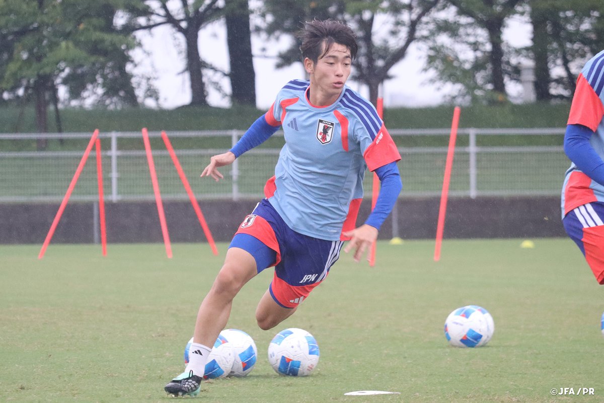 jfa_samuraiblue's tweet photo. 🔹U-21日本代表🔹

第20回アジア競技大会（2026／愛知・名古屋）準決勝のウズベキスタン代表🇺🇿戦に向けて、前日トレーニングを行ったU-21日本代表🇯🇵。

冷たい雨が降る中、短い時間の中で、ボール回しやセットプレーを入念に確認しました。選手同士でのコミュニーケーションが多く取られており、チーム一丸となってこの一戦に臨みます。

NEXT MATCH⏩
🏆第20回アジア競技大会（2026／愛知・名古屋）
⚔️準決勝
🗓️9.30(水) ⌚️19:30
🆚ウズベキスタン代表🇺🇿
🏟長居陸上競技場(大阪)
📺TBS系列にて生中継(19:00～)

大会情報はこちら🔗
https://t.co/uI5Xiz5trJ

大会の見どころ🔗
https://t.co/brItZ5uBTI

#U21日本代表 #サッカー日本代表