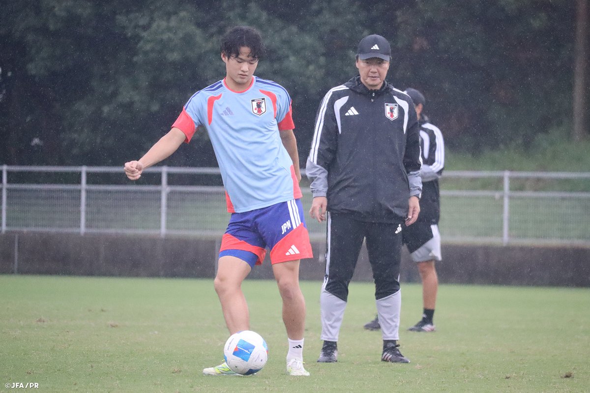 jfa_samuraiblue's tweet photo. 🔹U-21日本代表🔹

第20回アジア競技大会（2026／愛知・名古屋）準決勝のウズベキスタン代表🇺🇿戦に向けて、前日トレーニングを行ったU-21日本代表🇯🇵。

冷たい雨が降る中、短い時間の中で、ボール回しやセットプレーを入念に確認しました。選手同士でのコミュニーケーションが多く取られており、チーム一丸となってこの一戦に臨みます。

NEXT MATCH⏩
🏆第20回アジア競技大会（2026／愛知・名古屋）
⚔️準決勝
🗓️9.30(水) ⌚️19:30
🆚ウズベキスタン代表🇺🇿
🏟長居陸上競技場(大阪)
📺TBS系列にて生中継(19:00～)

大会情報はこちら🔗
https://t.co/uI5Xiz5trJ

大会の見どころ🔗
https://t.co/brItZ5uBTI

#U21日本代表 #サッカー日本代表
