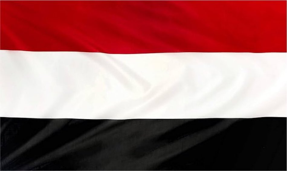 SaudiNews50's tweet photo. اليمن يرفع الجاهزية.. 

إجراءات جديدة للتعبئة العامة:

• دعوة المواطنين في مناطق سيطرة الحوثيين للابتعاد عن المعسكرات ومخازن الأسلحة ومنصات الصواريخ والمواقع العسكرية.

• حث المواطنين على الإبلاغ عن التحركات والتحشيدات والاستحداثات العسكرية الحوثية.

• التحذير من استخدام الحوثيين أسلحة دفاع جوي إيرانية وصواريخ جوالة وتقنيات عسكرية متقدمة تهدد الملاحة الجوية والطائرات المدنية والإغاثية.

• المطالبة بموقف دولي حازم لمنع تدفق الأسلحة والتقنيات العسكرية إلى الحوثيين.

• التأكيد على حماية المدنيين ورعاية أسر الشهداء والجرحى والاستجابة لاحتياجات النازحين.

• تثمين دعم المملكة العربية السعودية المستمر للحكومة والشعب اليمني.

• إقرار إجراءات تنفيذية للتعبئة العامة ضمن إطار مؤسسي وقانوني.

• التأكيد على مواصلة القوات المسلحة مهامها لاستعادة مؤسسات الدولة وإزالة مصادر التهديد.

-