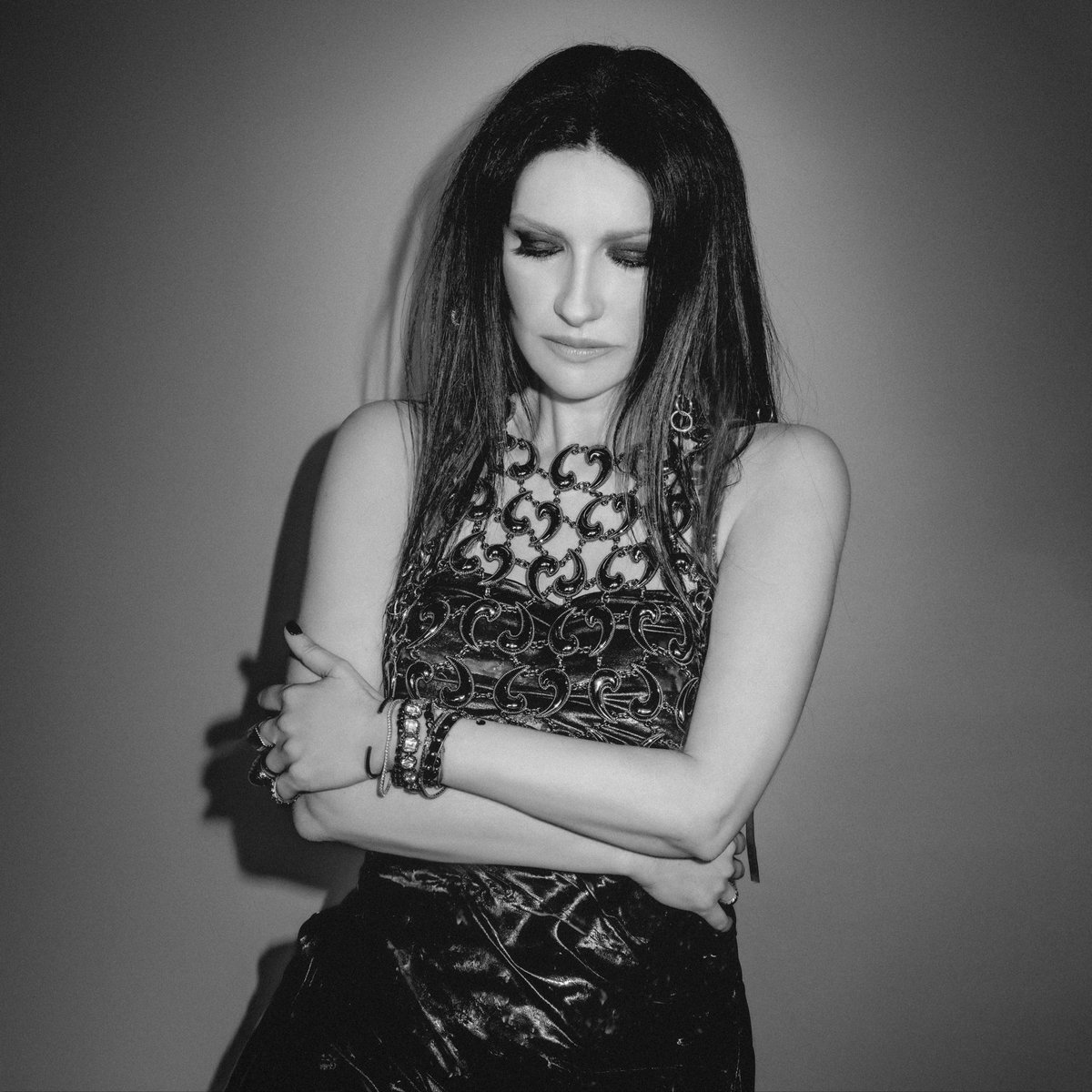 LauraPausini's tweet photo. MIENTES OUT NOW 🤍

(Camila - 2009)

LISTEN HERE: https://t.co/TlpD2S6wqt 

Produced &amp; arranged by Paolo Carta

Guitar, drums, bass: Paolo Carta
Piano: Fabio Coppini
Keyboards: Luciano Zanoni
Percussion: Ernesto Lopez Maturell 
Programming: Paolo Carta, Luciano Zanoni https://t.co/fUHr1MsgQj