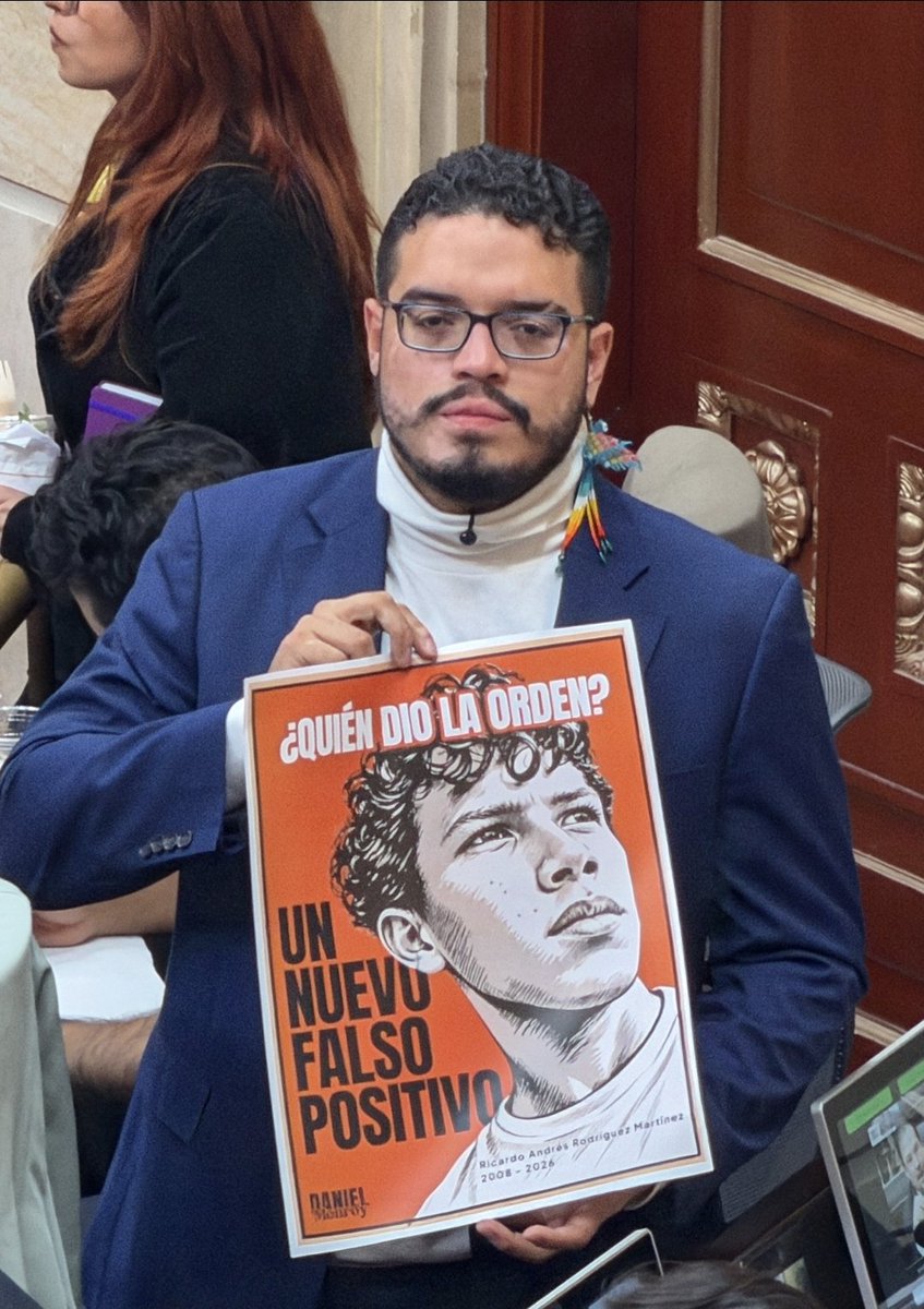 Hernan_MurielP's tweet photo. Volvió la horrible noche.

Ricardo tenía 18 años, era jornalero y estaba trabajando el día del operativo. Apareció muerto de un disparo, vinculado a las ACSN, con la mentira en titulares de ser hijo de alias Pinocho y con un montaje de fotos suyas portando armas que resultaron ser falsas.

El mismo guion macabro que degradó a la fuerza pública y envileció al Estado durante tantos años.

¡Qué dolor, qué tristeza y qué horror decir esto! Pero regresaron los falsos positivos.