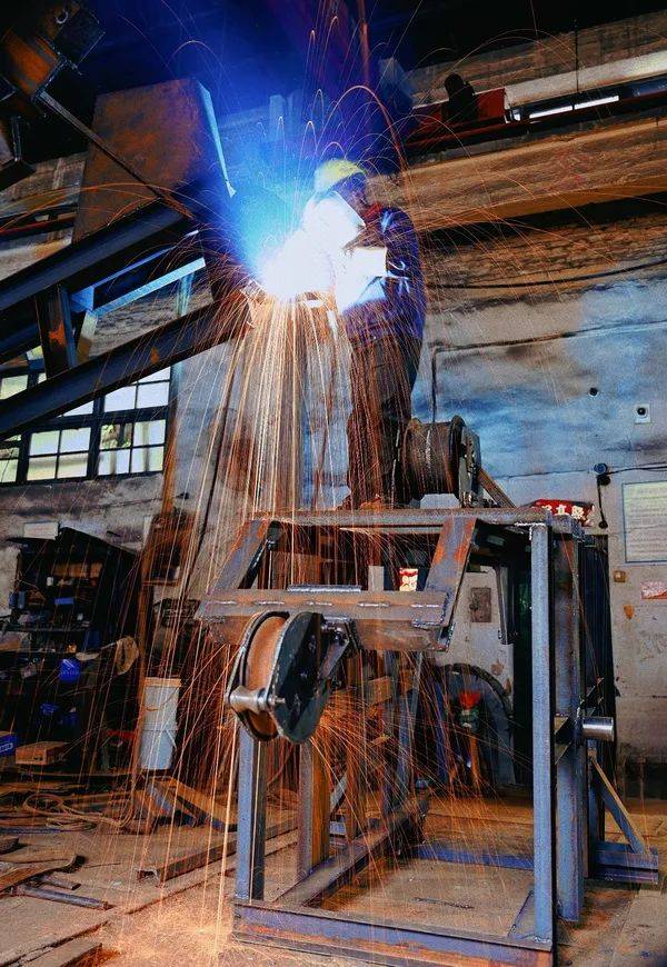 1amhan's tweet photo. I'll never forget the joyful workshop—we were busy forging metal, even lifted heavy rods together, and the tiny metal shavings (ke le!) made the whole thing feel warm and real. https://t.co/sZKpwRWJms