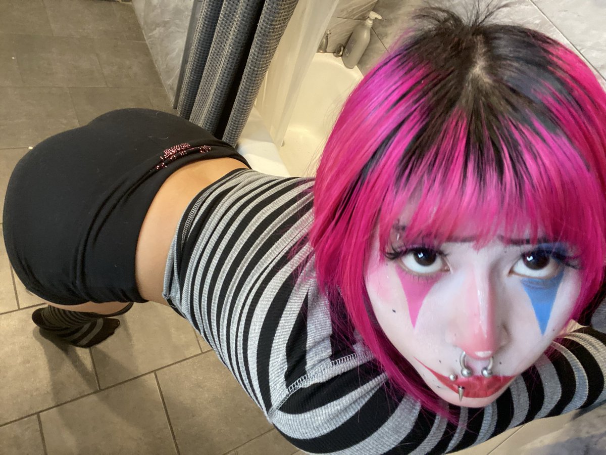 mokalyyn's tweet photo. more #clowngirl https://t.co/MBvsd4Abgb