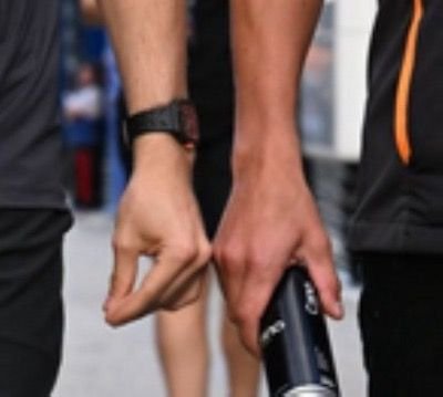 land0sc's tweet photo. landoscar hand size difference https://t.co/2wU3JRg8RU