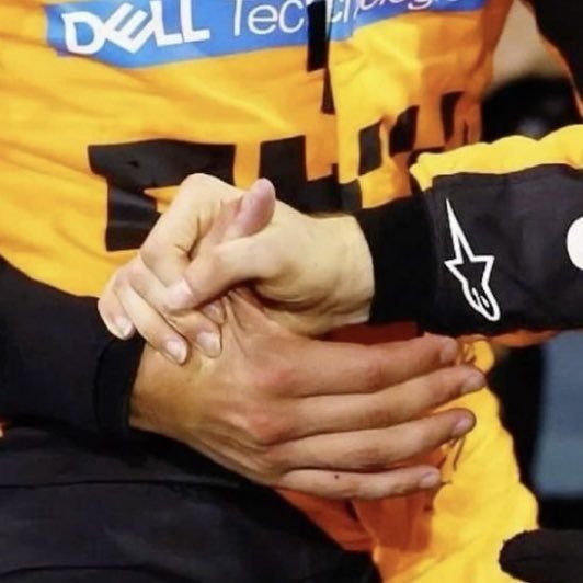 land0sc's tweet photo. landoscar hand size difference https://t.co/2wU3JRg8RU