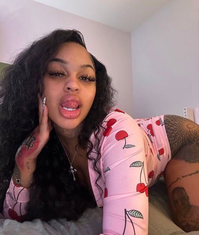 TheresaCol3w's tweet photo. 💋 Come for the beauty, stay for the bad behavior. 😏🔥 https://t.co/uk573lV1NV
