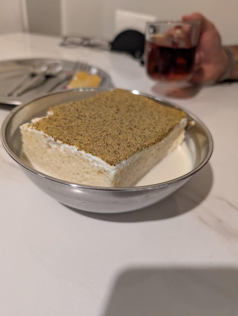 BlindPrometheus's tweet photo. امشب برای اولین بار تو عمرم کیک سه شیر خوردم و این خوشمزه‌ترین کیکی بود که به عمرم خوردم. https://t.co/iqaRmdP1gY