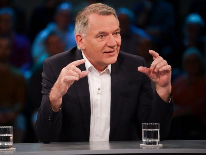 BJilge's tweet photo. Maischberger: "Herr van Aken, der Verfassungsschutz stuft die Organisation "Die rote Flut", die unter anderem die Hammerhande unterstützt und der Elif Erap bis vor kurzem noch angehörte, als linksextremistisch ein."
Van Aken: "Was der Verfassungsschutz sagt und was er wie einstuft ist mir total egal."
Maischberger: "Äh, verstehen Sie jetzt etwa die AfD, die dasselbe schon seit Jahren sagt?"
Van Aken: "Das ist etwas völlig anderes!!!"
😂
Nur ein Highlight der heutigen Sendung. Weniger anzeigen