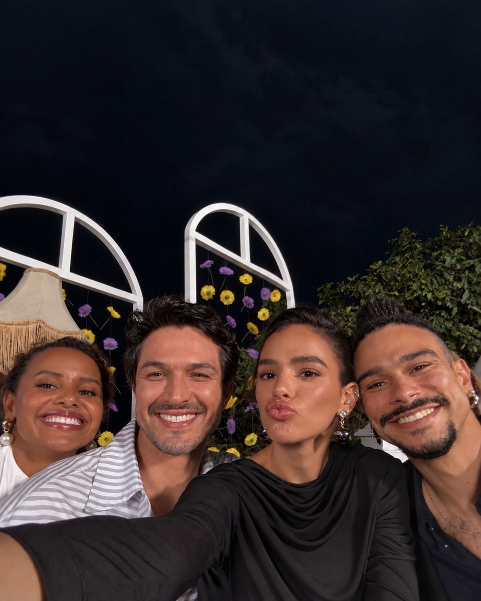 RomuloAcervo's tweet photo. Simplesmente Romulo Estrela, Bruna Marquezine, Gleici Damasceno e Sérgio Malheiros pra a coletiva de Amor da Minha Vida 💙 https://t.co/8O96JmpwsB