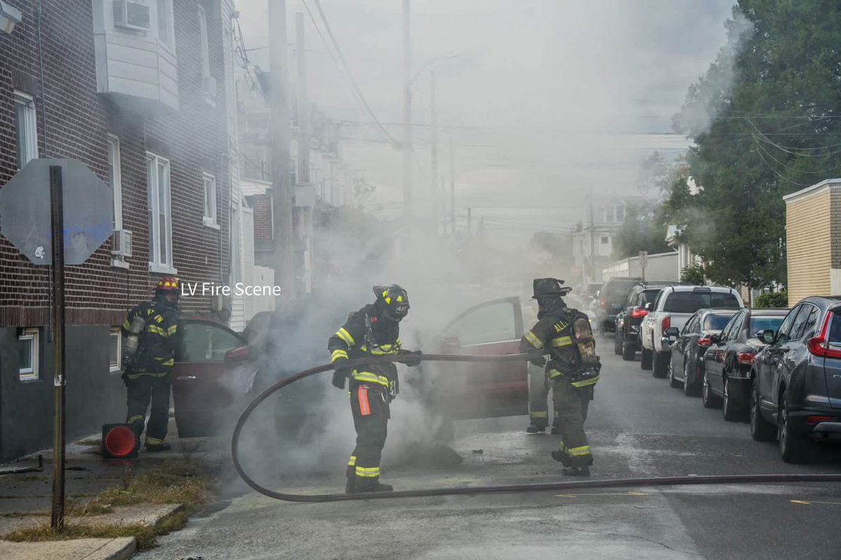FsnMedia's tweet photo. 🚒 Vehicle fire reported at Jefferson and Allen streets in Allentown. Engines 4 and 9 responded. No injuries reported. 📸 Lehigh Valley Fire Scene Photos #Allentown #LehighValley #FirstSourceNews https://t.co/aX4WmctpZl