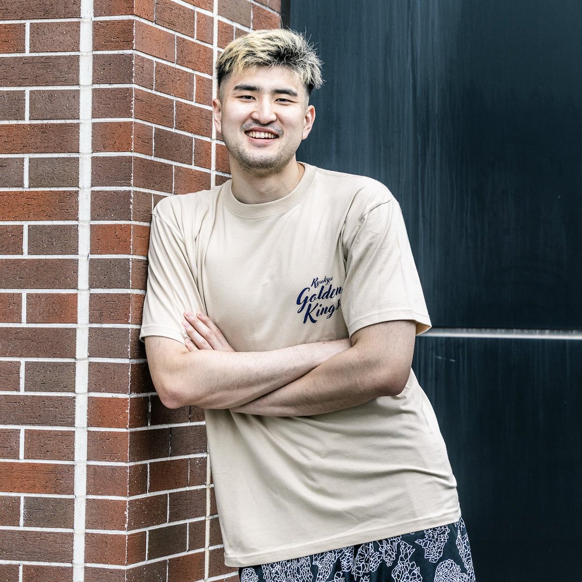 RyukyuKings's tweet photo. 観戦はもちろん、日常にも取り入れやすいキングスウェアをピックアップ💡

沖縄のビーチをイメージした「ビーチサイドTシャツ」や、軽やかに着こなせる「ナイロンハーフパンツ」は、リラックス感のあるデザインと着心地で、お出かけにもゆっくり過ごす日にもぴったり。
ぜひお気に入りのアイテムで、日常のコーデにもキングスを取り入れてみてください🌺

▽詳細はこちら
https://t.co/UMCs1gdXL8