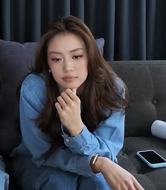 viIlaneve's tweet photo. there’s just something about miu in denim 😮‍💨 https://t.co/J7fnw66AlR