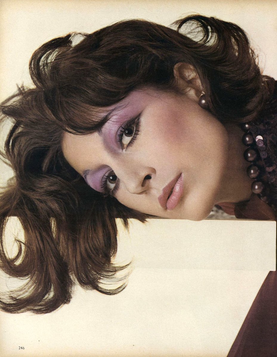 VintageMags's tweet photo. Vogue September 1972. https://t.co/mTeRIMdkRU