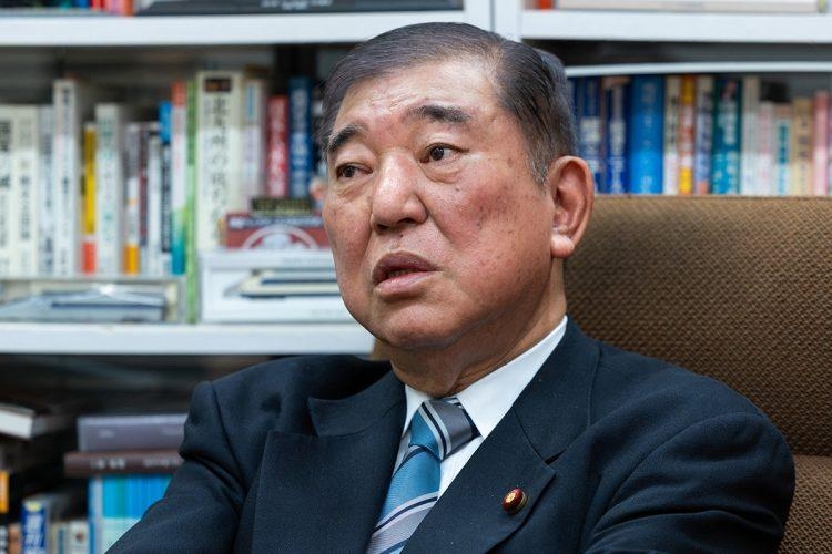 news_postseven's tweet photo. 【独占インタビュー】

石破茂前首相、愛子天皇論に直言

「女性天皇だけでなく、女系天皇も選択肢として排除されるべきではない」

皇室典範改正への疑問と懸念
https://t.co/AgRxBYVL0g https://t.co/ka6qGuulTa