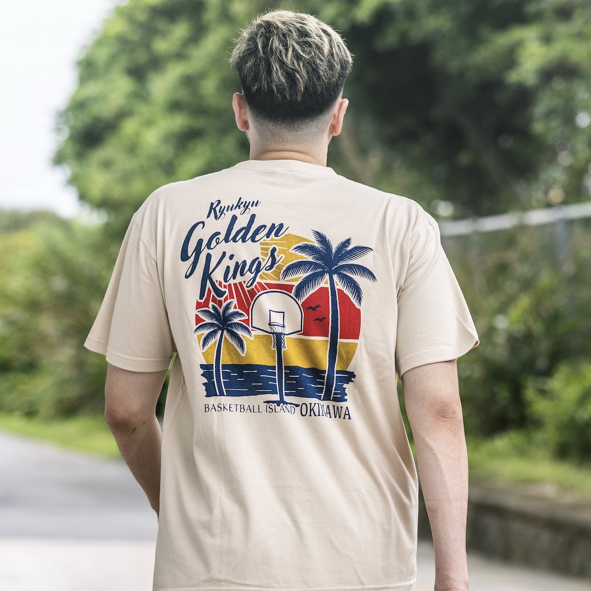 RyukyuKings's tweet photo. 観戦はもちろん、日常にも取り入れやすいキングスウェアをピックアップ💡

沖縄のビーチをイメージした「ビーチサイドTシャツ」や、軽やかに着こなせる「ナイロンハーフパンツ」は、リラックス感のあるデザインと着心地で、お出かけにもゆっくり過ごす日にもぴったり。
ぜひお気に入りのアイテムで、日常のコーデにもキングスを取り入れてみてください🌺

▽詳細はこちら
https://t.co/UMCs1gdXL8