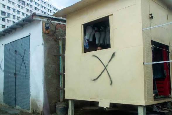 RoryBranker's tweet photo. Valentín Santana es un terrorista urbano. 

No olvidó cuando salió por la Urbanización 23 de Enero marcando con una X las casas de los que votaron por María Corina Machado (EGU)

Maduro, Diosdado, Jorge y Delcy inauguraban así la Operación Tun Tun. 

Si lo capturan deberían llevarlo detenido a los Estados Unidos.