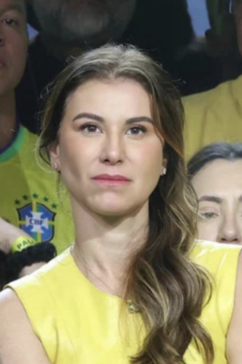 RaphaelToficial's tweet photo. Quando você é feia, chifruda, mas quer ficar com o marido nojento porquê o dinheiro que o Vorcaro roubou dos aposentados fo DF e do RJ te dá uma vida de luxo.

BOLSORUBA
DEUS PÁTRIA E ORGIA
FLÁVIO FALSO CRISTÃO https://t.co/C07vmxIdPw