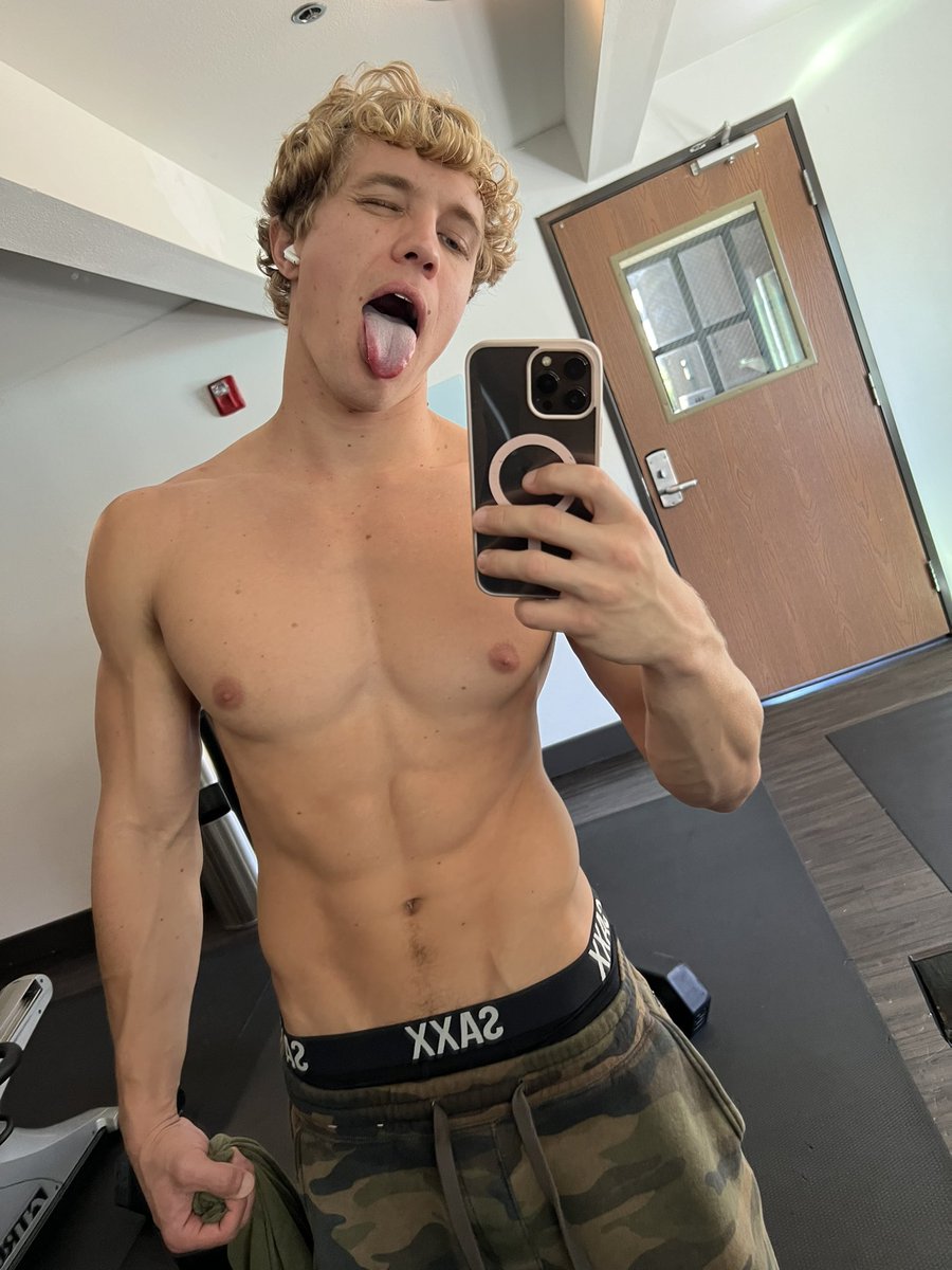 alphahunkkk's tweet photo. I’m better than you https://t.co/32HWYj7W5i