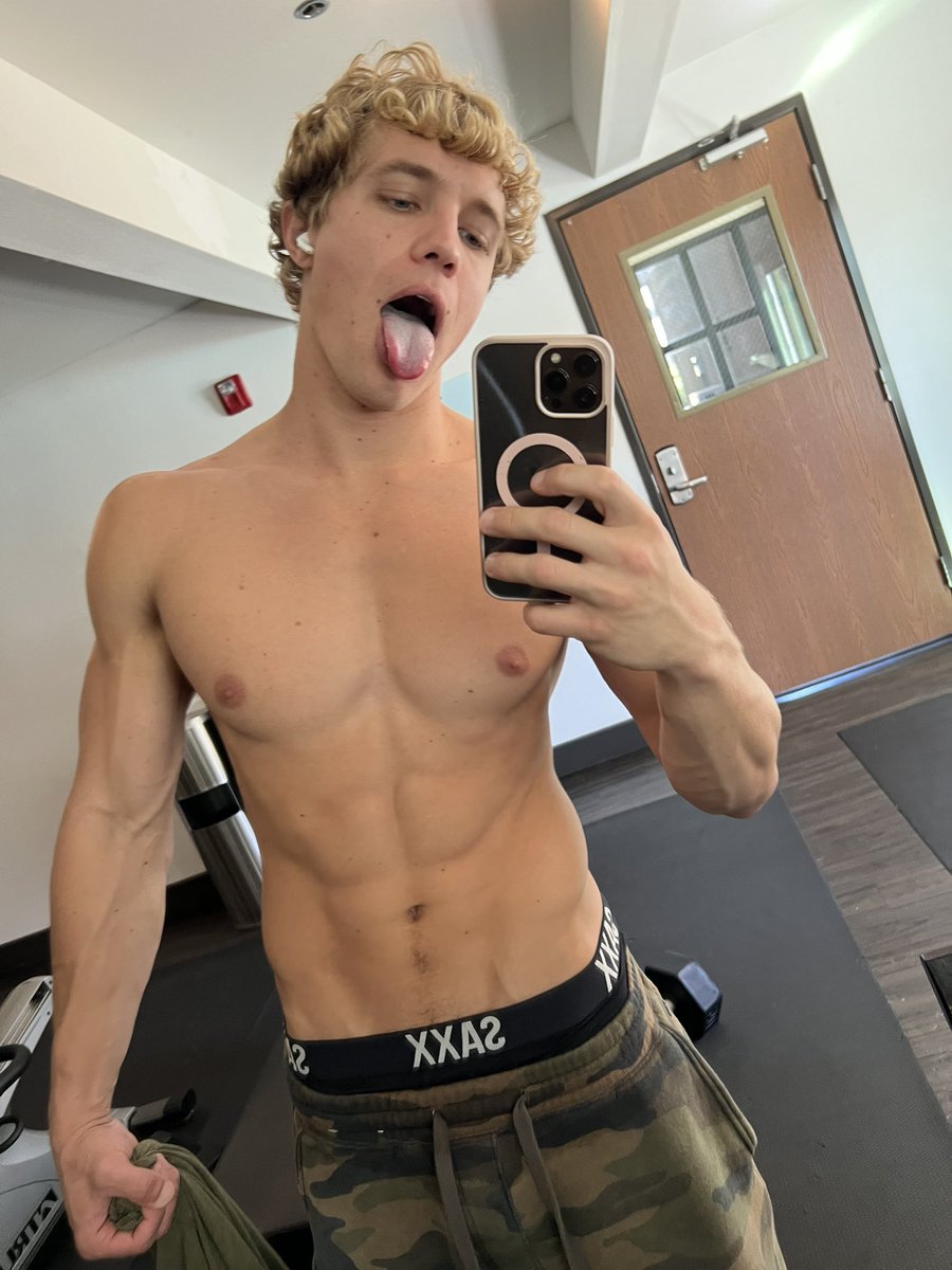 alphahunkkk's tweet photo. I’m better than you https://t.co/32HWYj7W5i