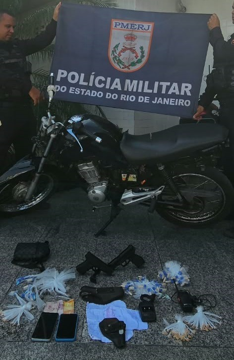 PMERJ's tweet photo. 🚨 8º BPM PRENDE TRÊS E APREENDE ADOLESCENTE
Policiais do #8BPM prenderam três adultos e apreenderam um adolescente por tráfico, no Fundão, em Campos. Foram apreendidos 118 pedras de crack, 64 pinos de cocaína, 15 buchas de maconha, dois simulacros e uma moto adulterada. https://t.co/P6PMWYZchp