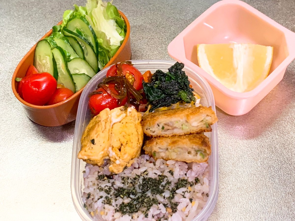 tckms's tweet photo. 最高気温21℃
最低気温13℃
曇り時々晴れ

野菜サラダ
ホワイトグレープフルーツ
卵焼き
ミニトマトの塩こぶ漬け
ほうれん草の胡麻和え
イカ野菜カツ

ミニトマトを食べきれないほど頂いた
きゅうりも
きゅうりは塩麹漬けにしたけど
トマトは困る
とりあえず塩こぶと胡麻油で和えた
後どうしよかなァ https://t.co/flgL0rLYjv