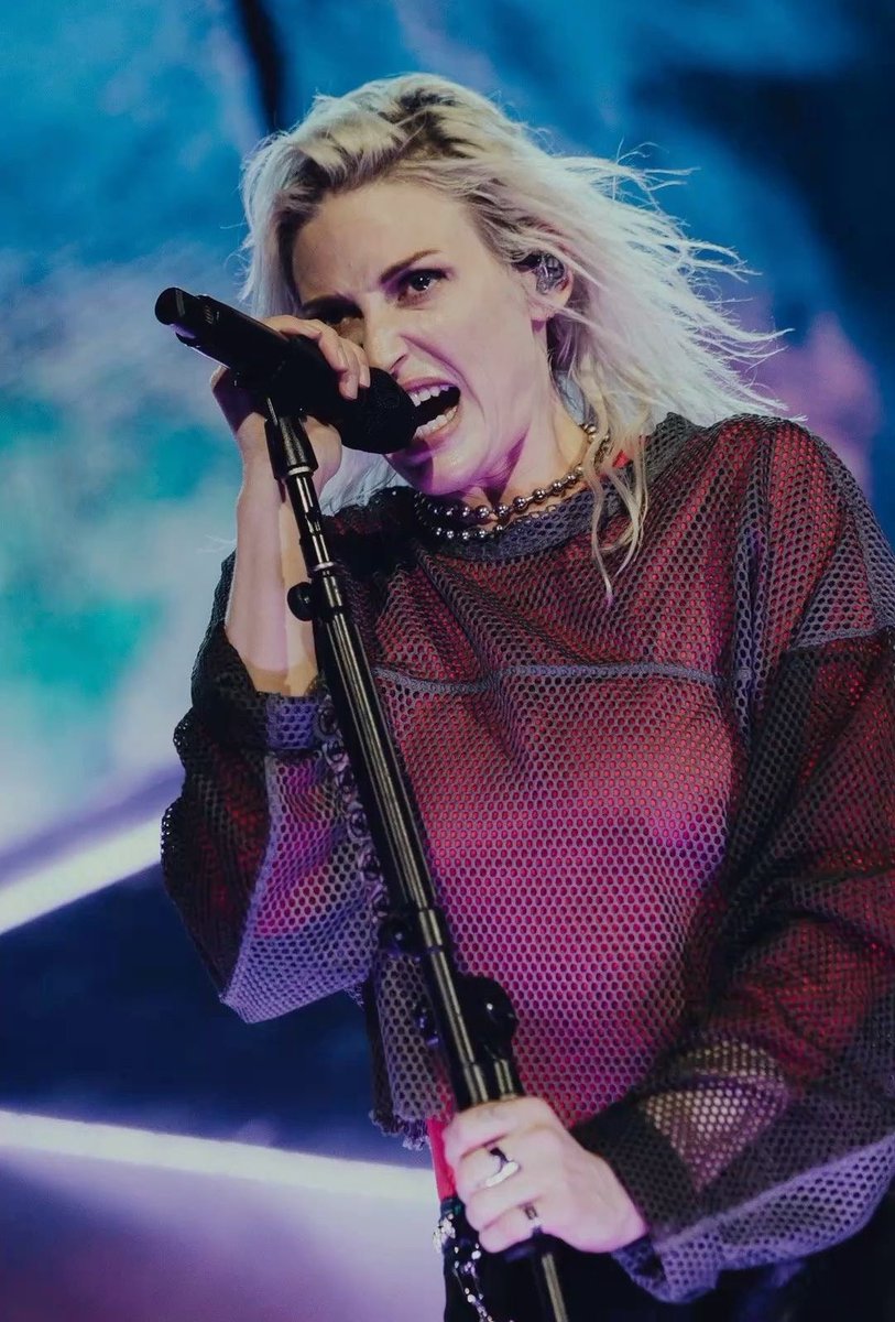 jcarolph's tweet photo. Seja uma mulher, lésbica, namora uma mulher, vocalista de uma das maiores bandas do século 20 cujo maior público é de homens heterossexuais. Que abra as portas e seja inspiração para outras mulheres no mundo do Nu meteal. 
EMILY ARMSTRONG você é foda!!! https://t.co/esBspy35yL