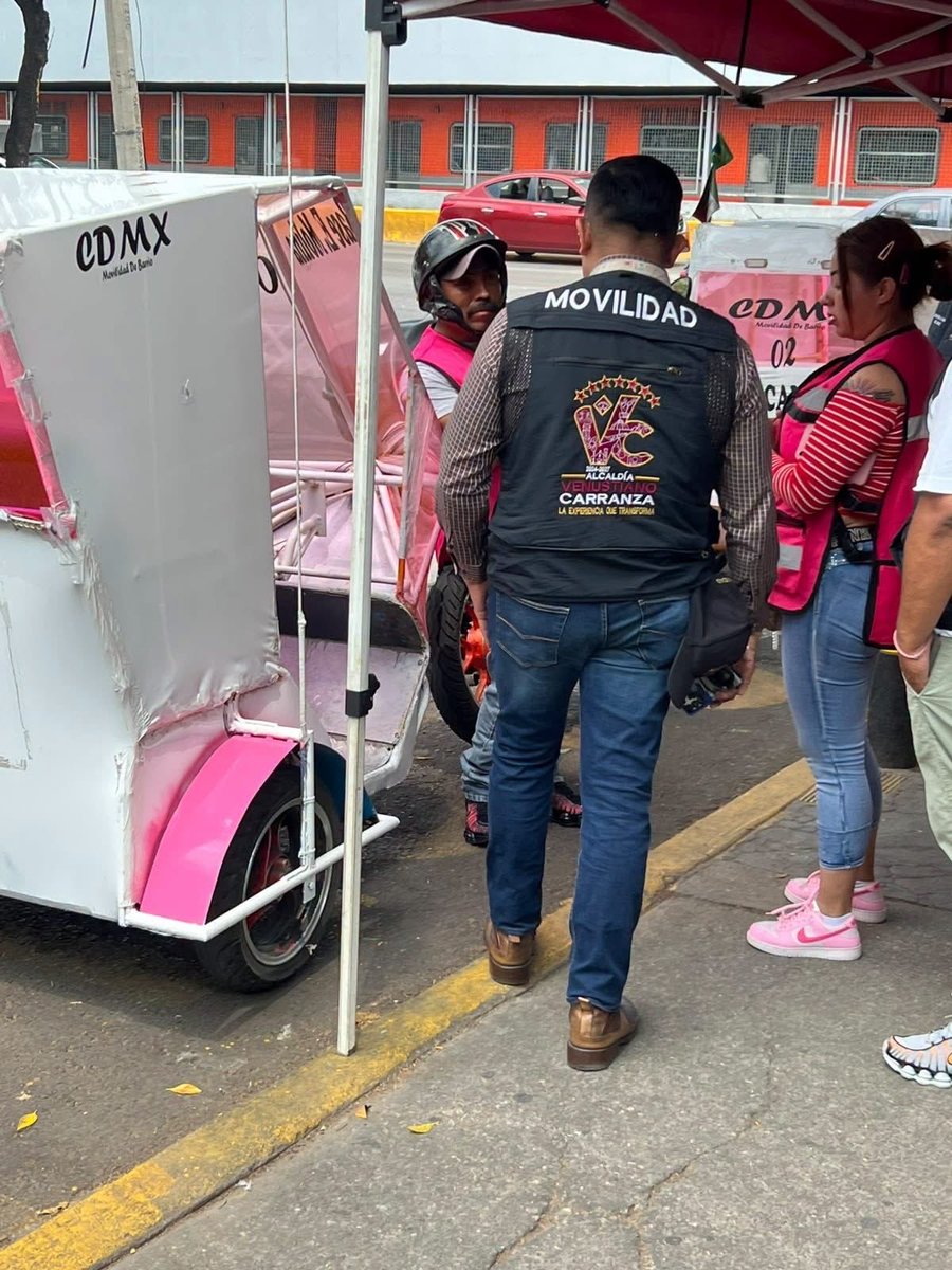 evelyn_parraA's tweet photo. 🚨 ¡MOVILIDAD DE BARRIO EN ACCIÓN! 🚨

Realizamos revisiones al transporte en Romero Rubio, Simón Bolívar, Ignacio Zaragoza y Arenales. 👮‍♀️

Más presencia, orden y seguridad para quienes se mueven por #VCarranza. ❤️

#VCEnAcción #MovilidadDeBarrio #EvelynParra https://t.co/S6JI7KiYN1