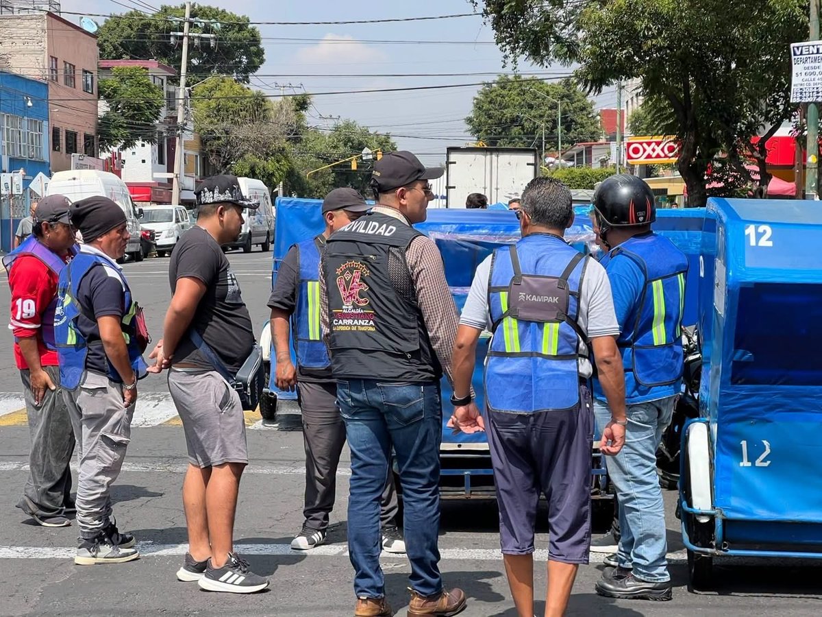 evelyn_parraA's tweet photo. 🚨 ¡MOVILIDAD DE BARRIO EN ACCIÓN! 🚨

Realizamos revisiones al transporte en Romero Rubio, Simón Bolívar, Ignacio Zaragoza y Arenales. 👮‍♀️

Más presencia, orden y seguridad para quienes se mueven por #VCarranza. ❤️

#VCEnAcción #MovilidadDeBarrio #EvelynParra https://t.co/S6JI7KiYN1