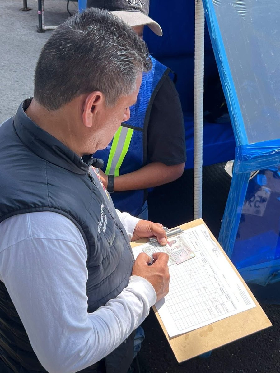 evelyn_parraA's tweet photo. 🚨 ¡MOVILIDAD DE BARRIO EN ACCIÓN! 🚨

Realizamos revisiones al transporte en Romero Rubio, Simón Bolívar, Ignacio Zaragoza y Arenales. 👮‍♀️

Más presencia, orden y seguridad para quienes se mueven por #VCarranza. ❤️

#VCEnAcción #MovilidadDeBarrio #EvelynParra https://t.co/S6JI7KiYN1