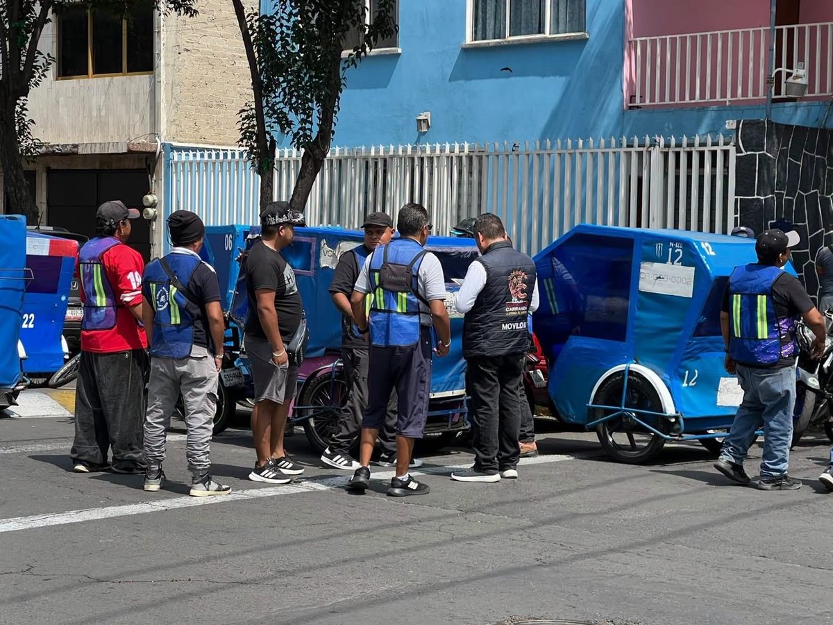 evelyn_parraA's tweet photo. 🚨 ¡MOVILIDAD DE BARRIO EN ACCIÓN! 🚨

Realizamos revisiones al transporte en Romero Rubio, Simón Bolívar, Ignacio Zaragoza y Arenales. 👮‍♀️

Más presencia, orden y seguridad para quienes se mueven por #VCarranza. ❤️

#VCEnAcción #MovilidadDeBarrio #EvelynParra https://t.co/S6JI7KiYN1