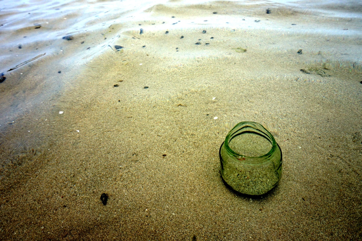 katanya_indah's tweet photo. When the sand gull missed the stone jar, the quiet beach held its tiny, regretful footprint. https://t.co/YbicTlcXzR