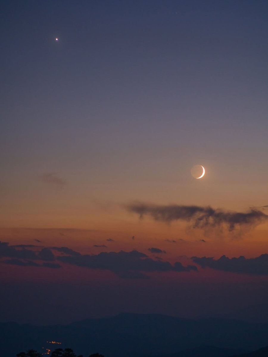 moonloverxjpg's tweet photo. Moon and Venus https://t.co/XBPF0SV8Ur