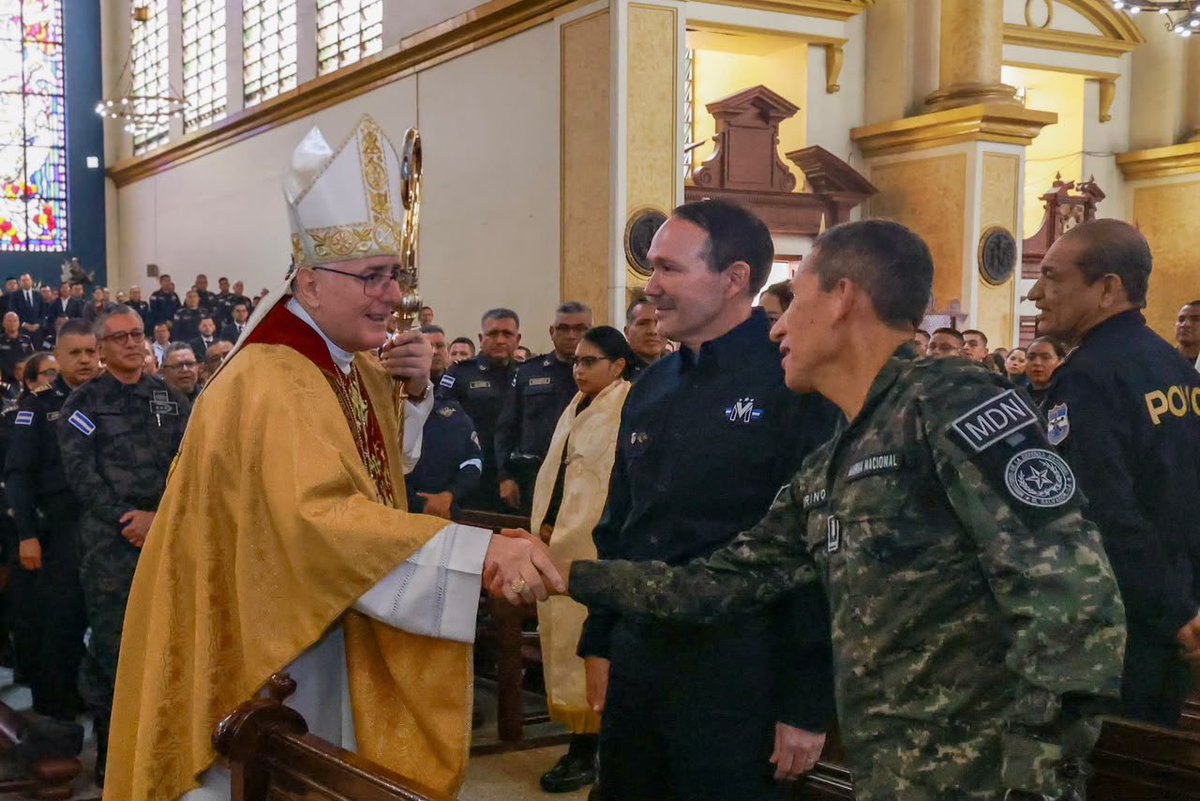 merino_monroy's tweet photo. Hoy, en conmemoración del Día del Policía Nacional Civil, acompañamos a los hombres y mujeres de la @PNCSV en la Santa Misa celebrada en honor a su patrono, San Miguel Arcángel, en la Catedral Metropolitana de San Salvador.

Una fecha para elevar nuestras oraciones por quienes cada día cumplen la misión de proteger a los salvadoreños y, de manera especial, para recordar a aquellos que ofrendaron su vida en el cumplimiento del deber.

Desde la @FUERZARMADASV extendemos nuestro reconocimiento a cada miembro por su disciplina, profesionalismo y determinación. Nos honra compartir esta misión y trabajar junto a ellos por la seguridad y tranquilidad de las familias salvadoreñas.

¡Feliz Día del Policía Nacional Civil! 🇸🇻